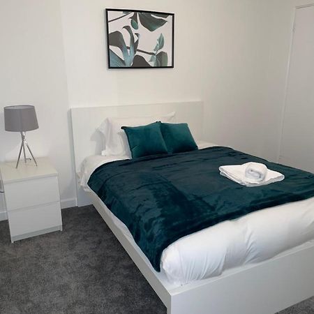 Modern 2 Bed House Cannock Perfect For Contractors Business Travellers Short Stays Driveway For 2 Vehicles Close To M6 M54 I54 A5 A38 Mcarthur Glen Designer Outlet Exterior photo