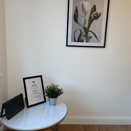 Modern 2 Bed House Cannock Perfect For Contractors Business Travellers Short Stays Driveway For 2 Vehicles Close To M6 M54 I54 A5 A38 Mcarthur Glen Designer Outlet Exterior photo