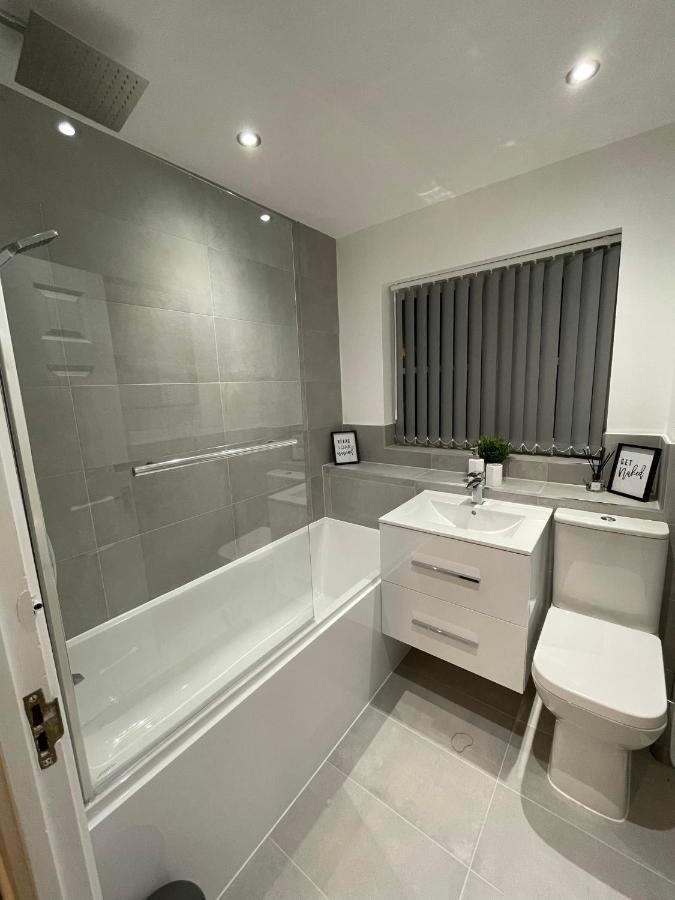Modern 2 Bed House Cannock Perfect For Contractors Business Travellers Short Stays Driveway For 2 Vehicles Close To M6 M54 I54 A5 A38 Mcarthur Glen Designer Outlet Exterior photo
