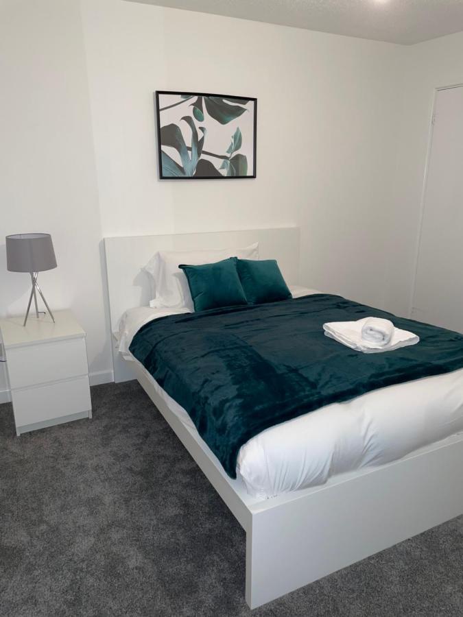 Modern 2 Bed House Cannock Perfect For Contractors Business Travellers Short Stays Driveway For 2 Vehicles Close To M6 M54 I54 A5 A38 Mcarthur Glen Designer Outlet Exterior photo