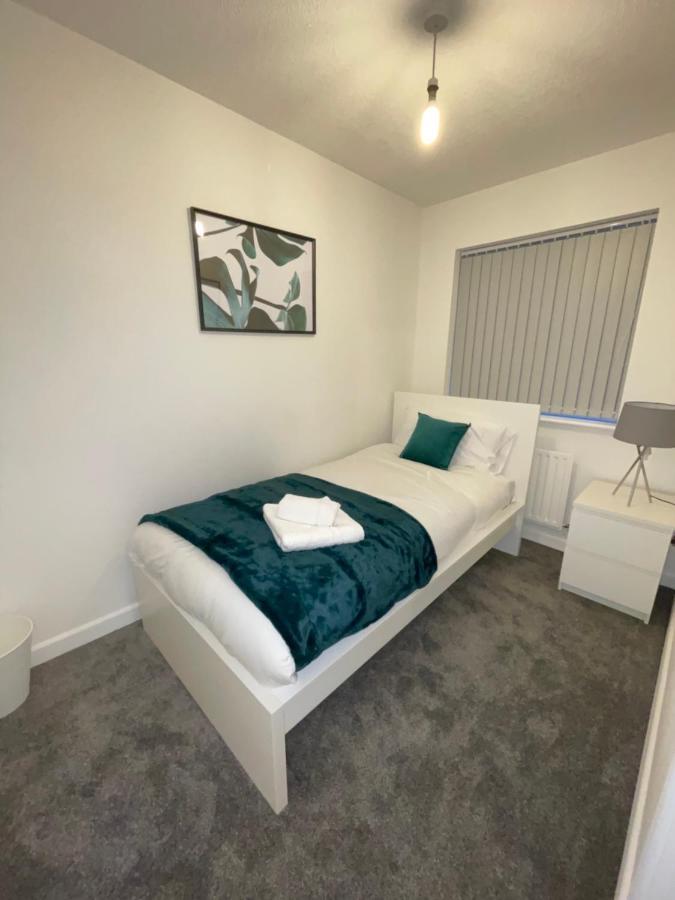 Modern 2 Bed House Cannock Perfect For Contractors Business Travellers Short Stays Driveway For 2 Vehicles Close To M6 M54 I54 A5 A38 Mcarthur Glen Designer Outlet Exterior photo