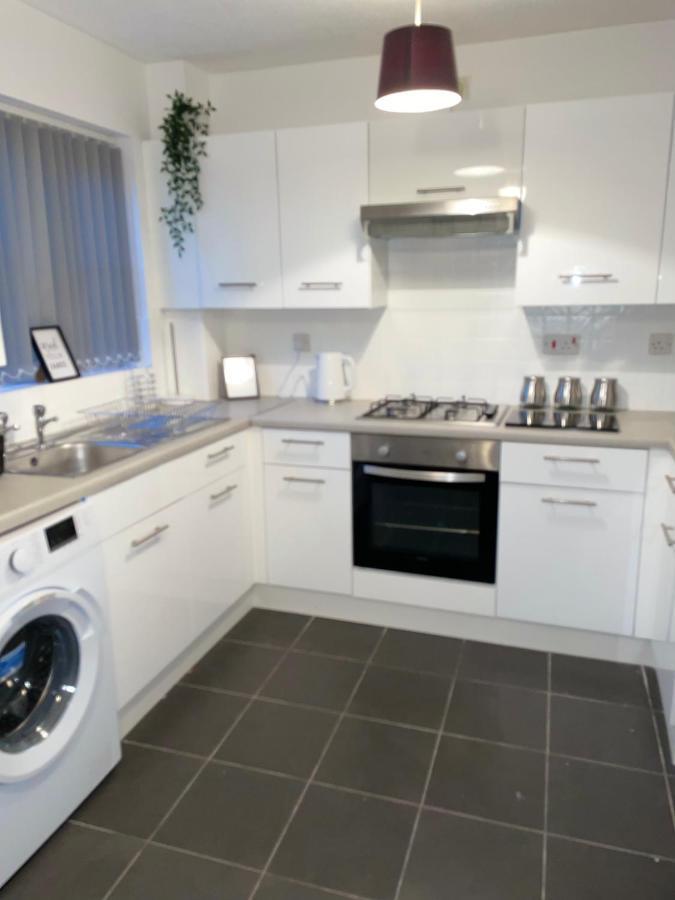 Modern 2 Bed House Cannock Perfect For Contractors Business Travellers Short Stays Driveway For 2 Vehicles Close To M6 M54 I54 A5 A38 Mcarthur Glen Designer Outlet Exterior photo