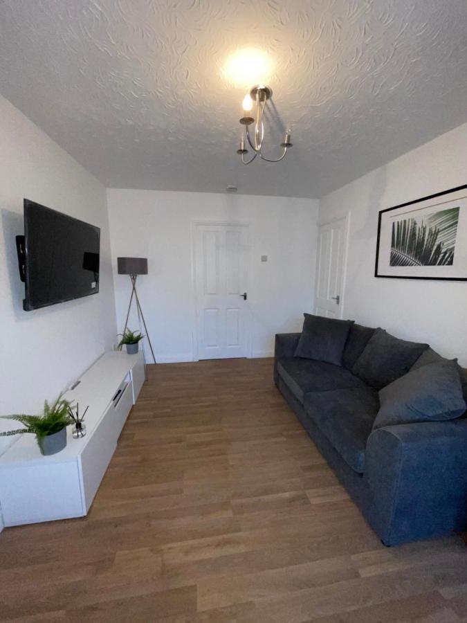 Modern 2 Bed House Cannock Perfect For Contractors Business Travellers Short Stays Driveway For 2 Vehicles Close To M6 M54 I54 A5 A38 Mcarthur Glen Designer Outlet Exterior photo