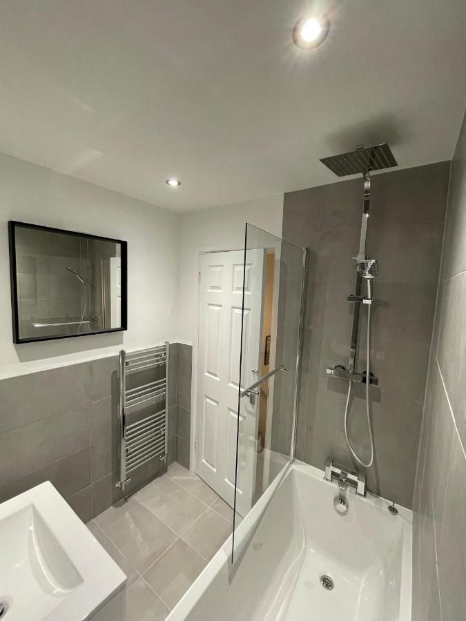 Modern 2 Bed House Cannock Perfect For Contractors Business Travellers Short Stays Driveway For 2 Vehicles Close To M6 M54 I54 A5 A38 Mcarthur Glen Designer Outlet Exterior photo