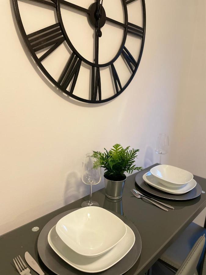 Modern 2 Bed House Cannock Perfect For Contractors Business Travellers Short Stays Driveway For 2 Vehicles Close To M6 M54 I54 A5 A38 Mcarthur Glen Designer Outlet Exterior photo