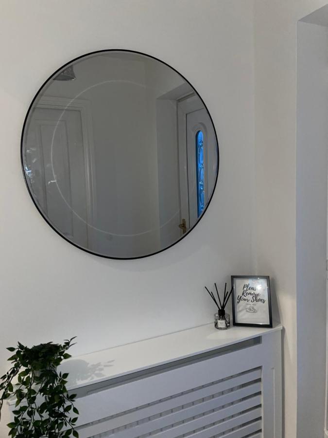 Modern 2 Bed House Cannock Perfect For Contractors Business Travellers Short Stays Driveway For 2 Vehicles Close To M6 M54 I54 A5 A38 Mcarthur Glen Designer Outlet Exterior photo
