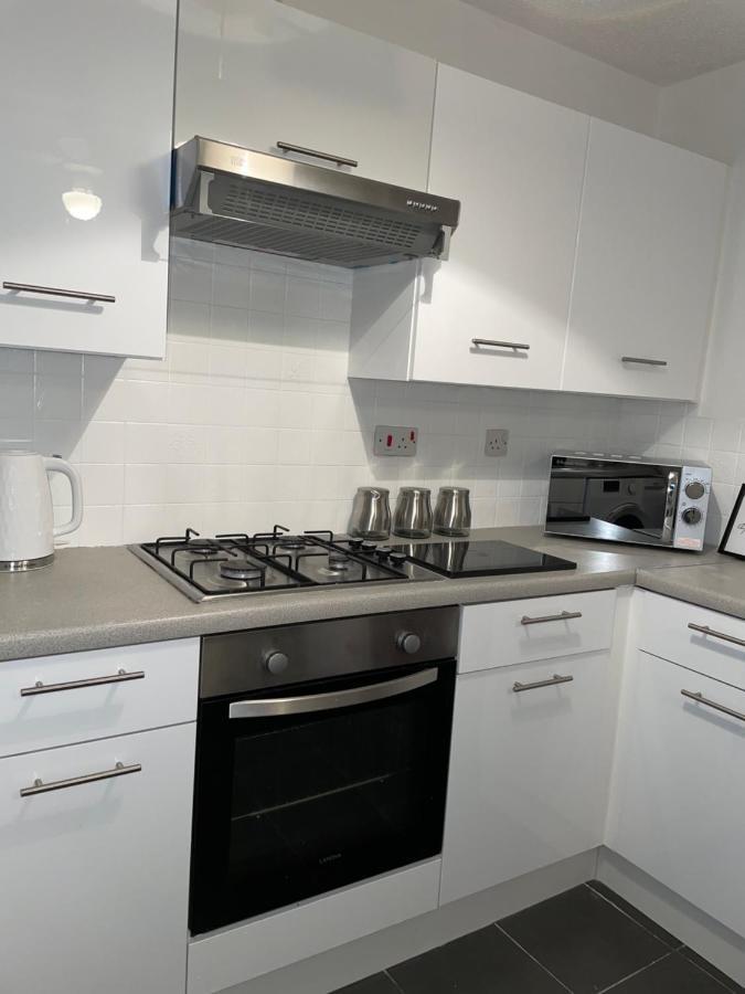 Modern 2 Bed House Cannock Perfect For Contractors Business Travellers Short Stays Driveway For 2 Vehicles Close To M6 M54 I54 A5 A38 Mcarthur Glen Designer Outlet Exterior photo