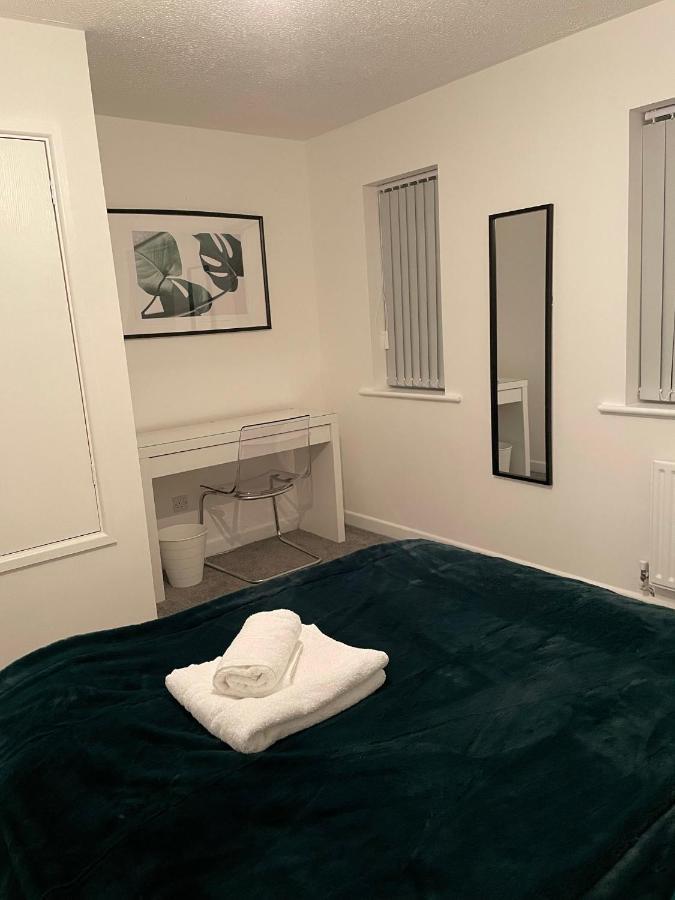 Modern 2 Bed House Cannock Perfect For Contractors Business Travellers Short Stays Driveway For 2 Vehicles Close To M6 M54 I54 A5 A38 Mcarthur Glen Designer Outlet Exterior photo