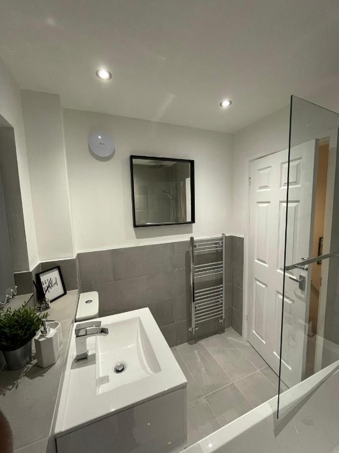 Modern 2 Bed House Cannock Perfect For Contractors Business Travellers Short Stays Driveway For 2 Vehicles Close To M6 M54 I54 A5 A38 Mcarthur Glen Designer Outlet Exterior photo