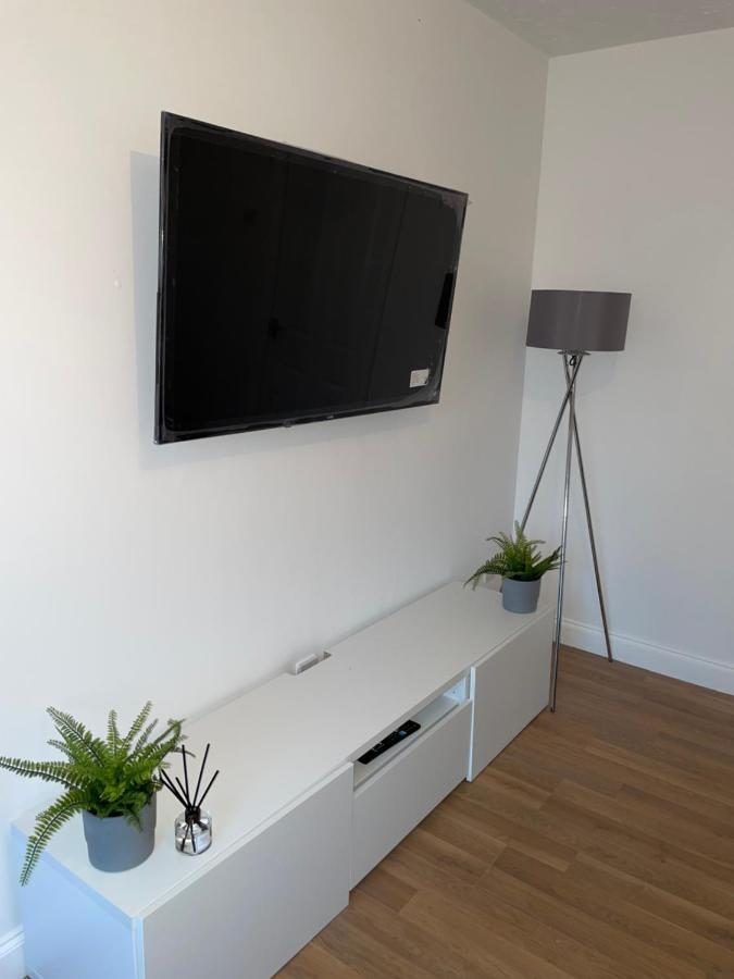 Modern 2 Bed House Cannock Perfect For Contractors Business Travellers Short Stays Driveway For 2 Vehicles Close To M6 M54 I54 A5 A38 Mcarthur Glen Designer Outlet Exterior photo