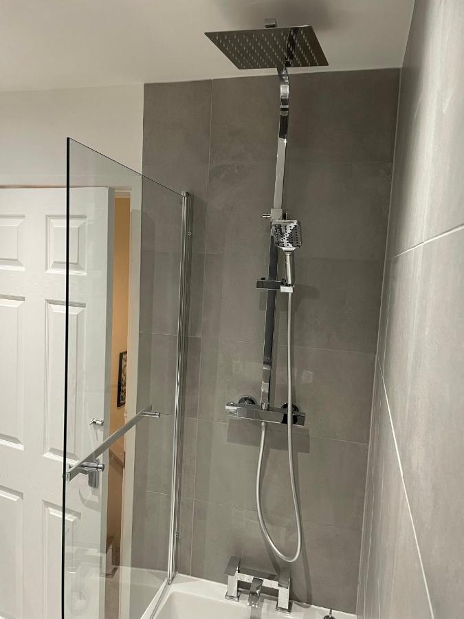 Modern 2 Bed House Cannock Perfect For Contractors Business Travellers Short Stays Driveway For 2 Vehicles Close To M6 M54 I54 A5 A38 Mcarthur Glen Designer Outlet Exterior photo
