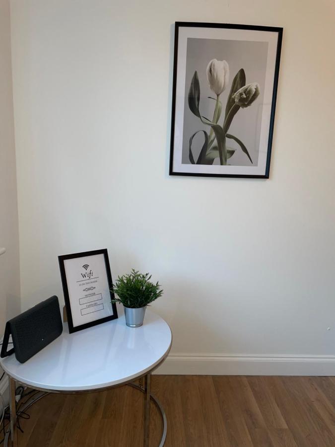 Modern 2 Bed House Cannock Perfect For Contractors Business Travellers Short Stays Driveway For 2 Vehicles Close To M6 M54 I54 A5 A38 Mcarthur Glen Designer Outlet Exterior photo