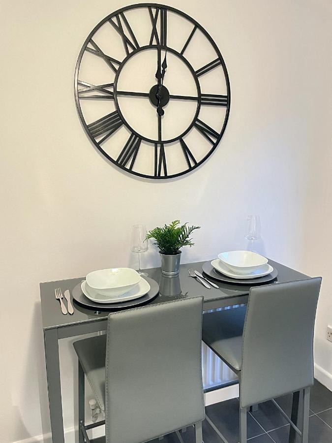 Modern 2 Bed House Cannock Perfect For Contractors Business Travellers Short Stays Driveway For 2 Vehicles Close To M6 M54 I54 A5 A38 Mcarthur Glen Designer Outlet Exterior photo